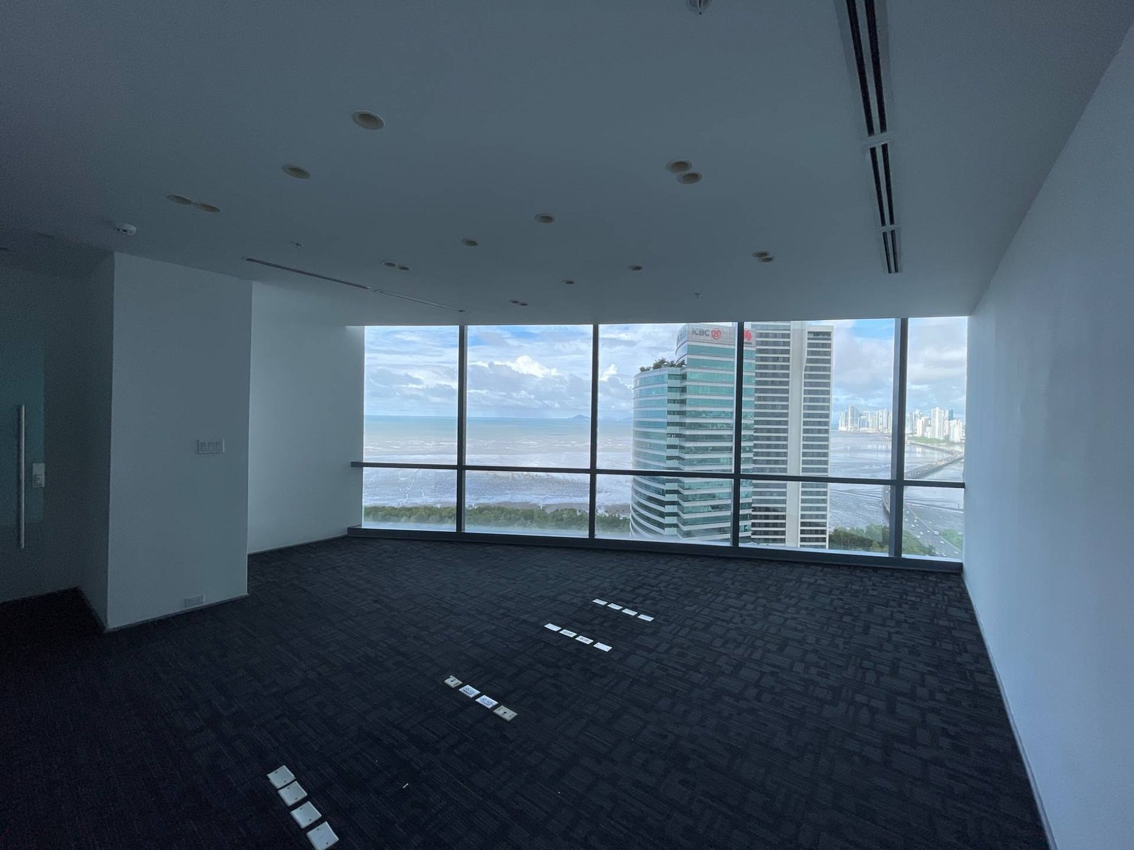 Sala privada de oficina en alquiler en Financial Park, Costa del Este, Ciudad de Panamá.