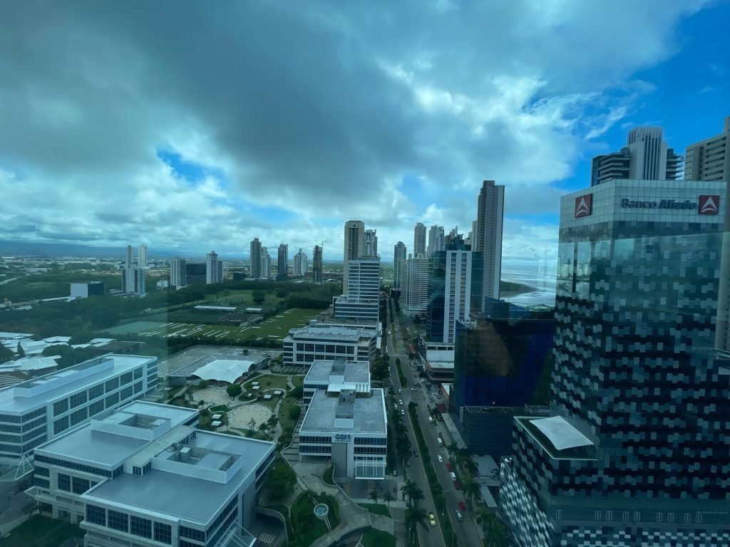 Vista panorámica desde una oficina en Financial Park, Costa del Este, Ciudad de Panamá.